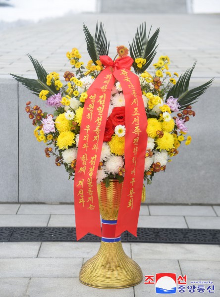 Se colocan en la colina Mansu los cestos de flores enviados por los coreanos en China