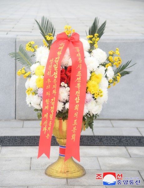 Se colocan en la colina Mansu los cestos de flores enviados por los coreanos en China