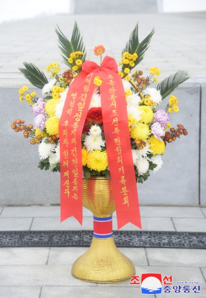 Floral Baskets to Statues of Great Leaders from Abroad