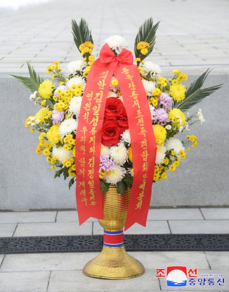 Floral Baskets to Statues of Great Leaders from Abroad