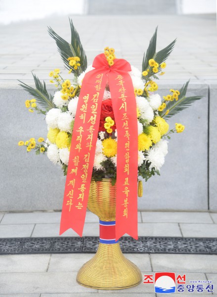 Floral Baskets to Statues of Great Leaders from Abroad