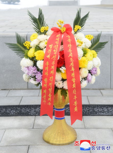 Floral Baskets to Statues of Great Leaders from Abroad