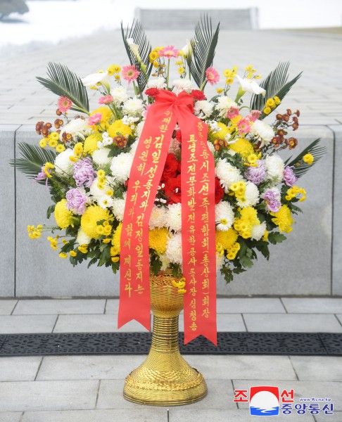 Floral Baskets to Statues of Great Leaders from Abroad