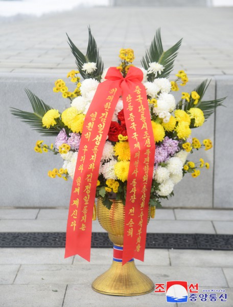 Se colocan en la colina Mansu los cestos de flores enviados por los coreanos en China