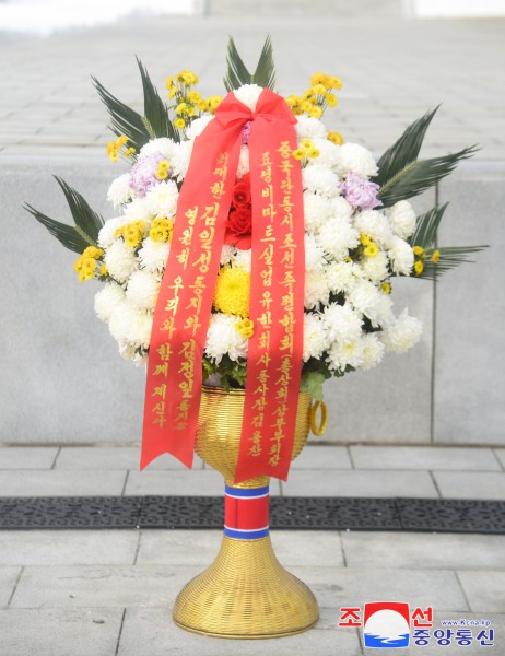 Floral Baskets to Statues of Great Leaders from Abroad