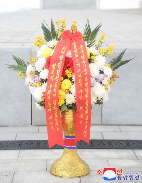 Se colocan en la colina Mansu los cestos de flores enviados por los coreanos en China