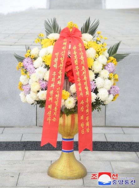 Se colocan en la colina Mansu los cestos de flores enviados por los coreanos en China