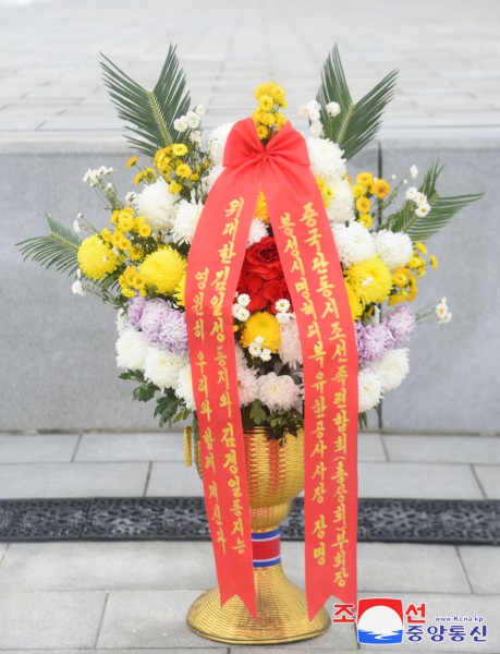 Se colocan en la colina Mansu los cestos de flores enviados por los coreanos en China