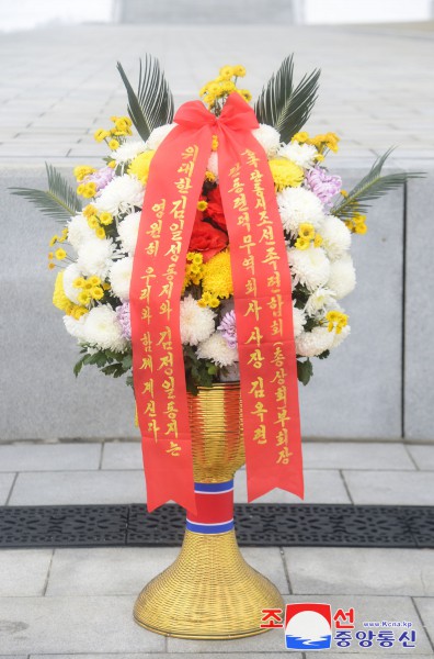 Floral Baskets to Statues of Great Leaders from Abroad