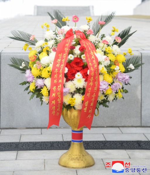 Floral Baskets to Statues of Great Leaders from Abroad