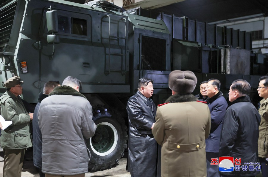 경애하는 김정은동지께서 중요군수공장들을 현지지도하시였다