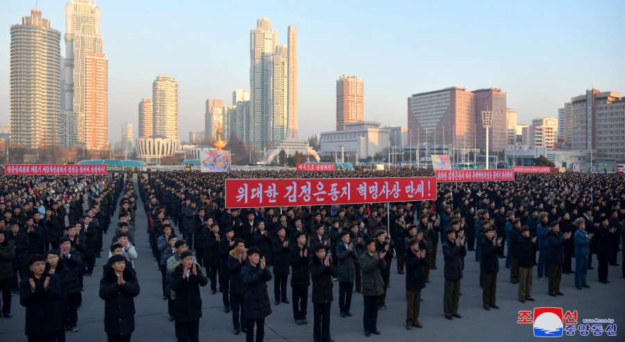 청년전위들의 궐기대회와 홰불행진 진행