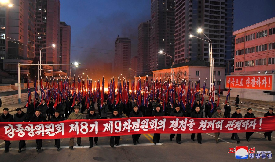 청년전위들의 궐기대회와 홰불행진 진행