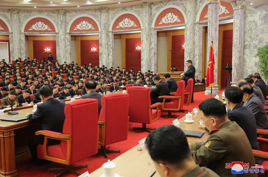 경애하는 김정은동지께서 조선로동당 중앙위원회 제8기 제19차 정치국 확대회의에서 강령적인 결론을 하시였다