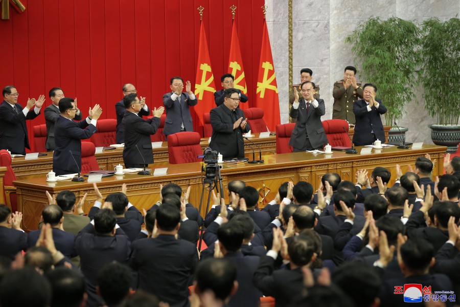 경애하는 김정은동지께서 조선로동당 중앙위원회 제8기 제19차 정치국 확대회의에서 강령적인 결론을 하시였다