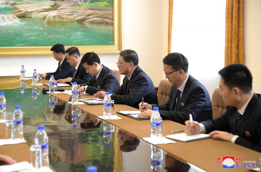 Talks Held between Vice Foreign Ministers of DPRK and China