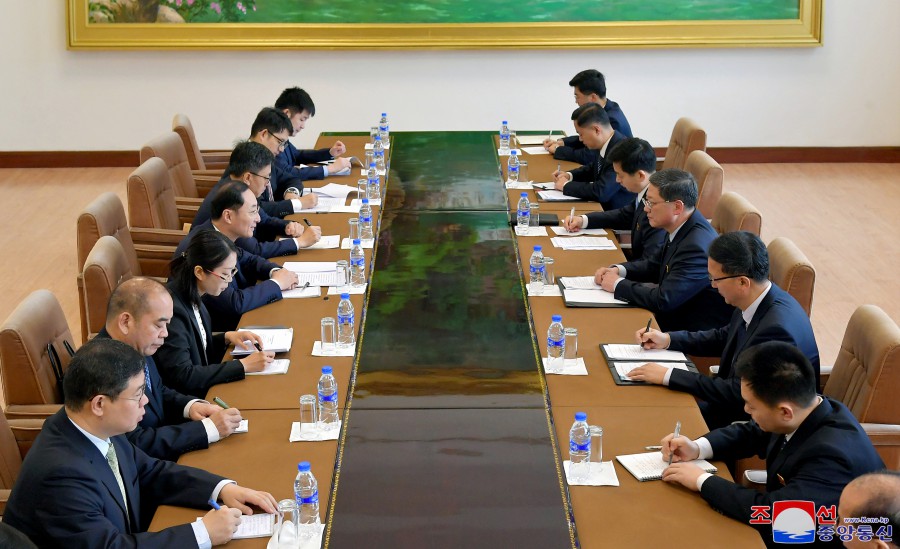 Talks Held between Vice Foreign Ministers of DPRK and China