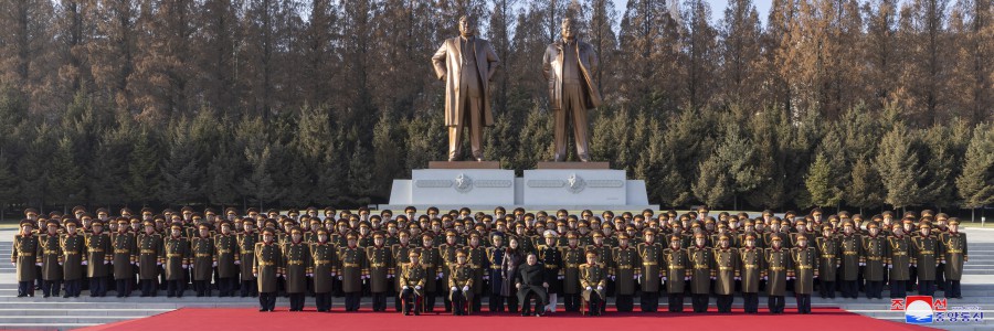 ﻿Уважаемый товарищ Ким Чен Ын нанес поздравительный визит в Министерство обороны по случаю Дня основания армии