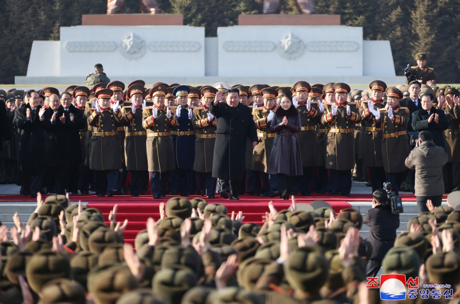 ﻿Уважаемый товарищ Ким Чен Ын нанес поздравительный визит в Министерство обороны по случаю Дня основания армии