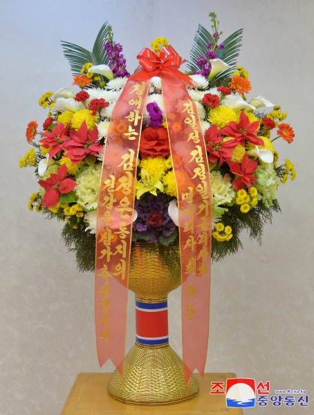 Estimado compañero Kim Jong Un recibe cestos de flores de miembros del Consejo de Fundación Kim Il Sung-Kim Jong Il
