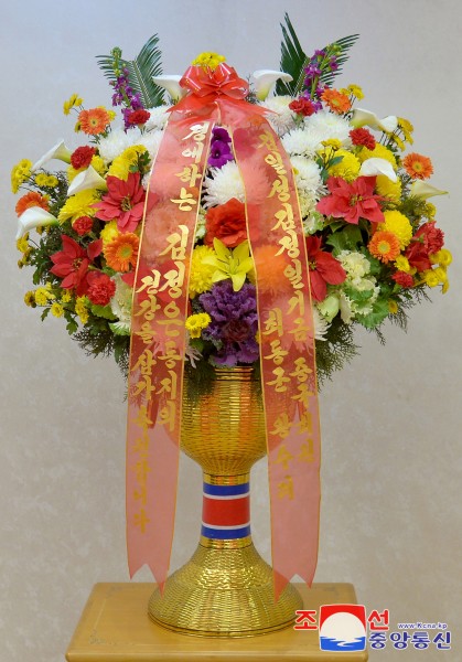 Estimado compañero Kim Jong Un recibe cestos de flores de miembros del Consejo de Fundación Kim Il Sung-Kim Jong Il