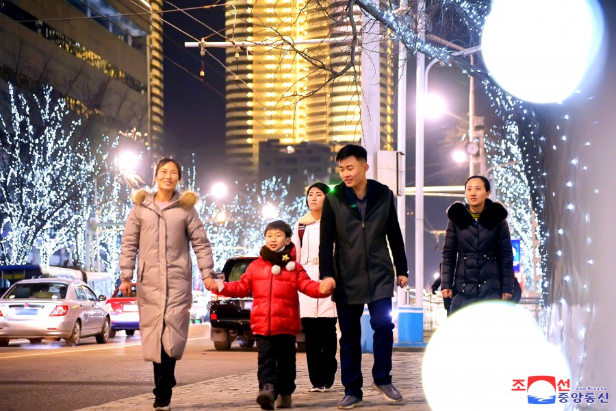 Decoración lumínica en calles de Pyongyang