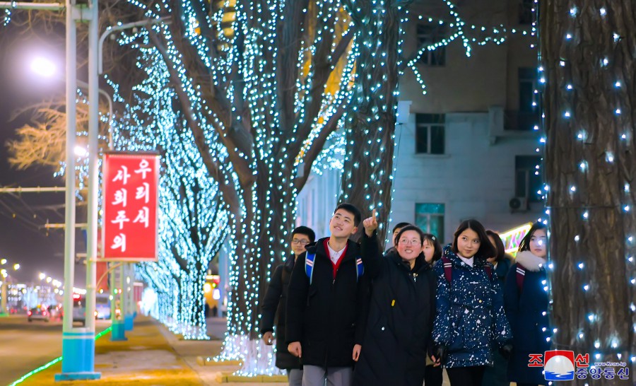 Decoración lumínica en calles de Pyongyang