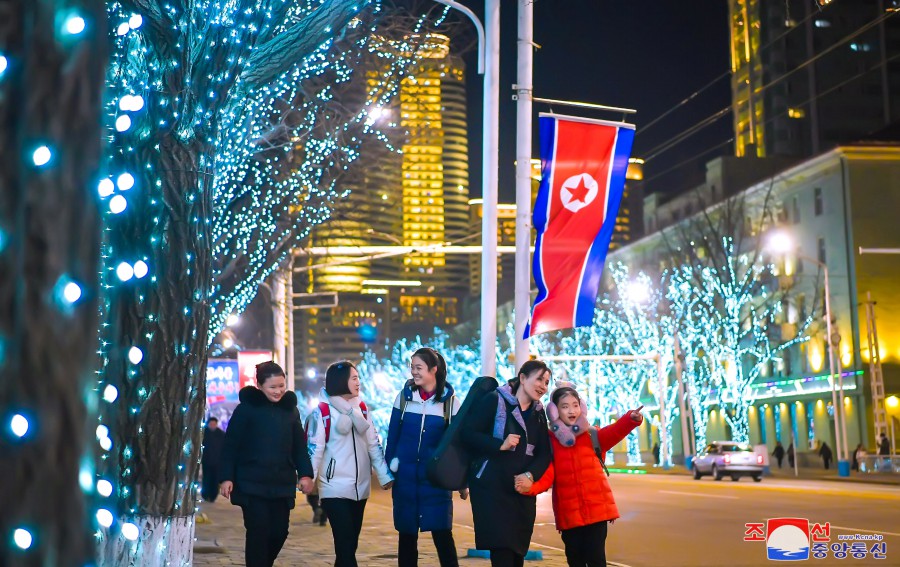 Decoración lumínica en calles de Pyongyang