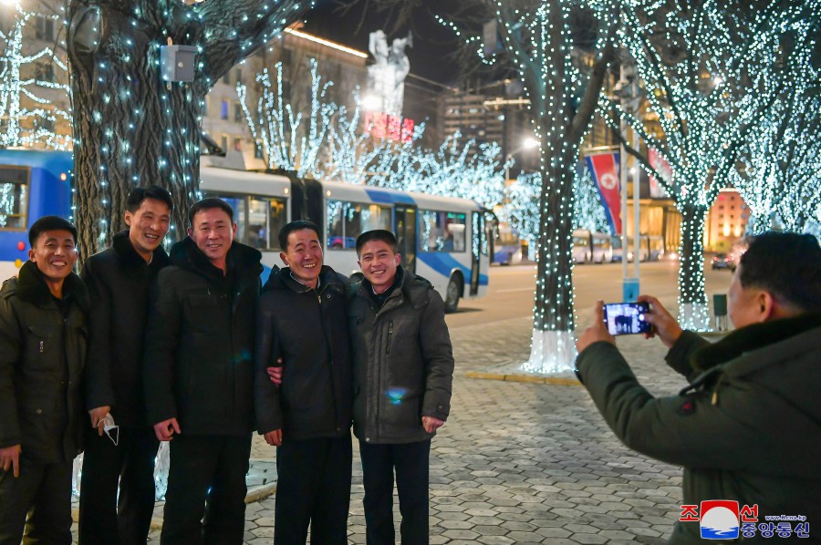 Decoración lumínica en calles de Pyongyang