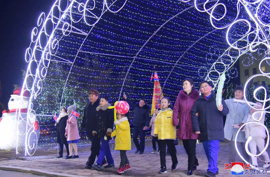 Decoración lumínica en calles de Pyongyang