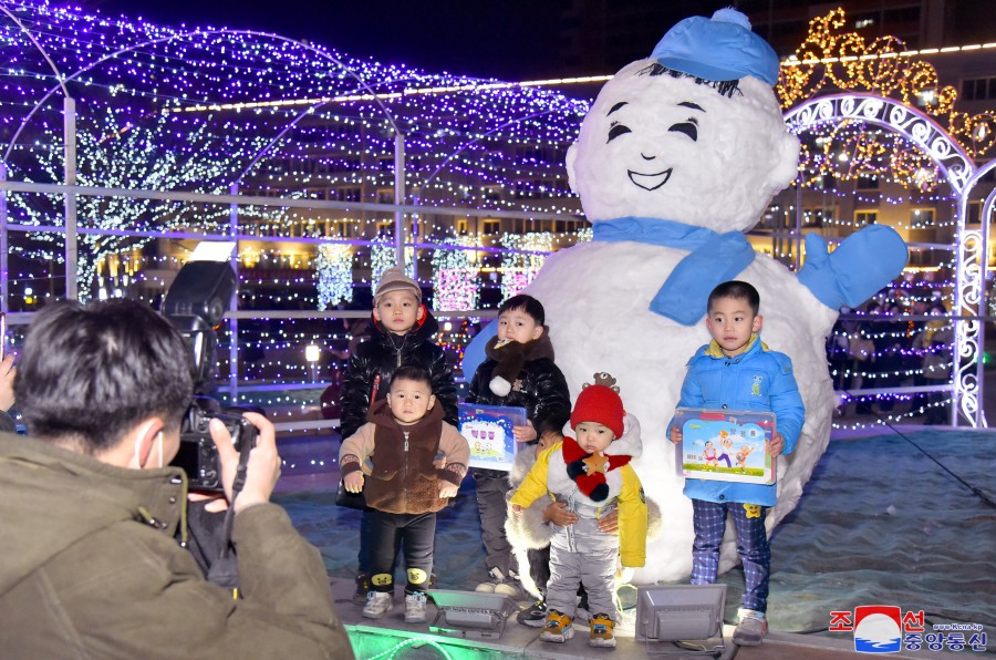 Decoración lumínica en calles de Pyongyang