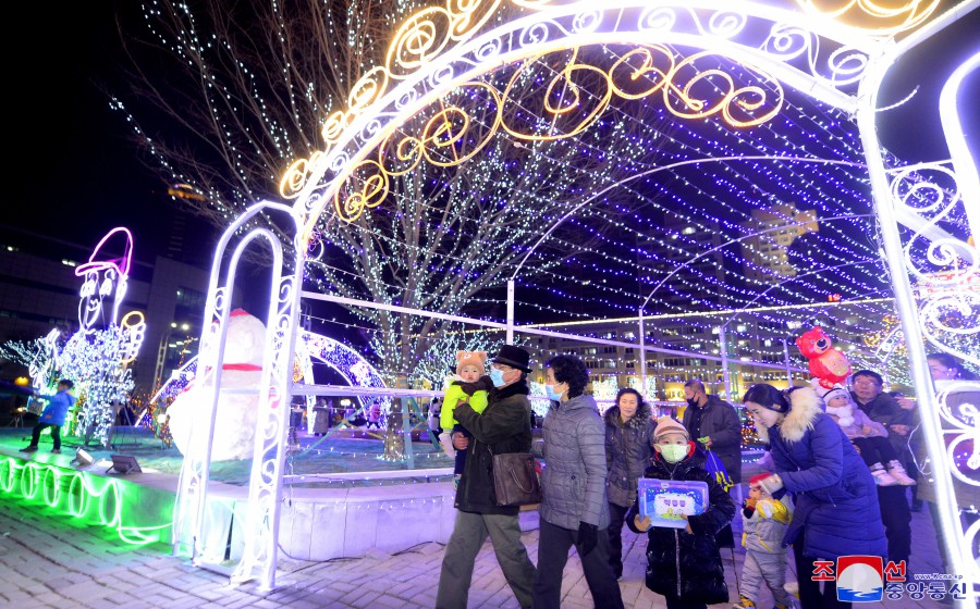 Decoración lumínica en calles de Pyongyang