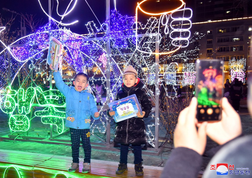 Decoración lumínica en calles de Pyongyang