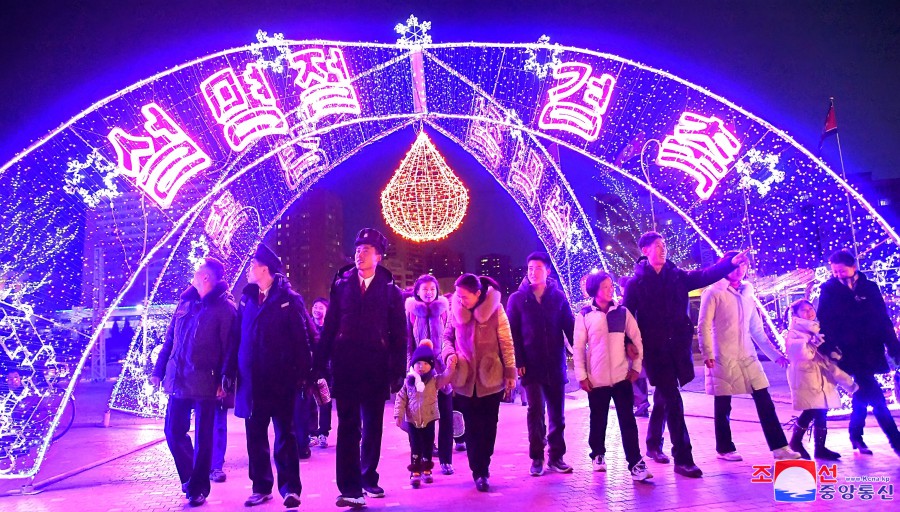 Decoración lumínica en calles de Pyongyang