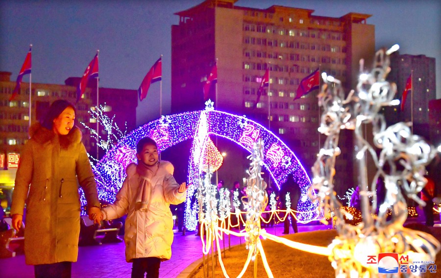 Decoración lumínica en calles de Pyongyang