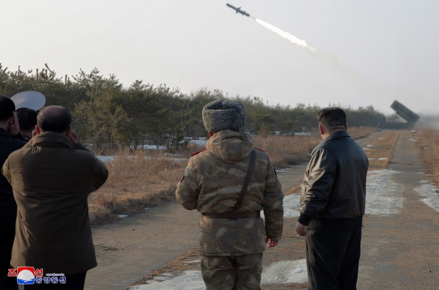Estimado compañero Kim Jong Un dirige la prueba de disparo del misil tierra-mar tipo 