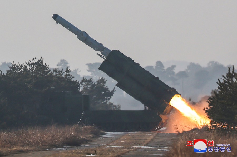Estimado compañero Kim Jong Un dirige la prueba de disparo del misil tierra-mar tipo 