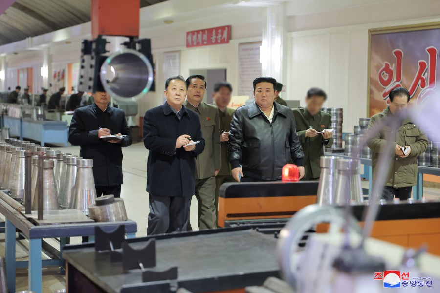 ﻿Уважаемый товарищ Ким Чен Ын руководил на месте делами главного военного завода