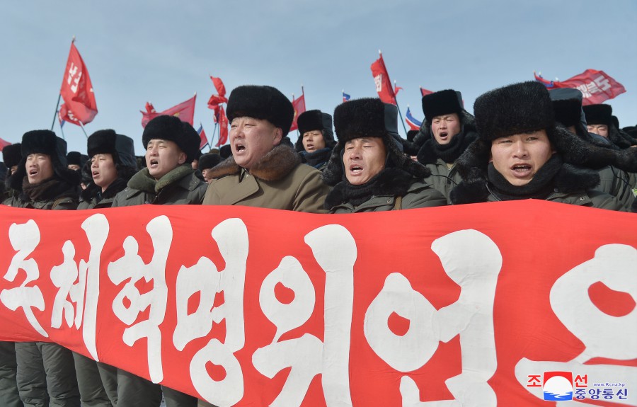 전국청년동맹일군들의 백두산밀영고향집에로의 답사행군대가 백두산에 올랐다