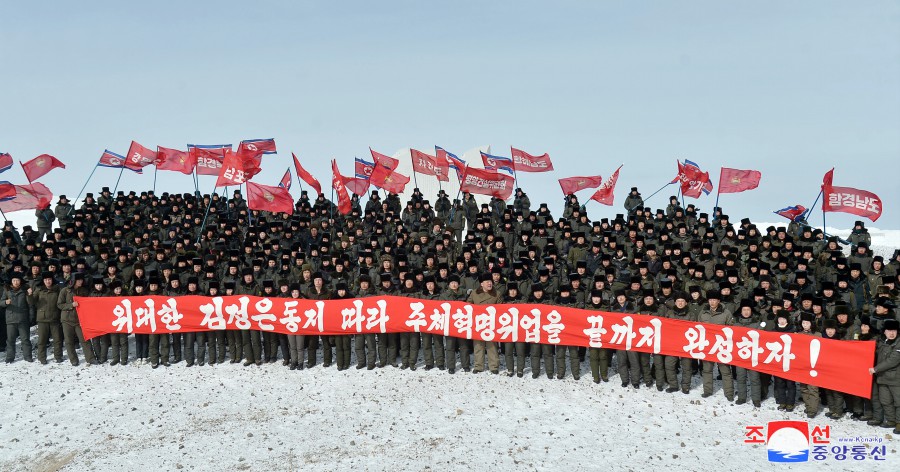 전국청년동맹일군들의 백두산밀영고향집에로의 답사행군대가 백두산에 올랐다