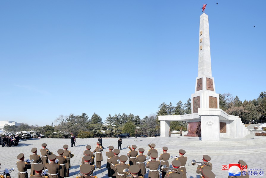 로씨야대사관 성원들 해방탑과 쏘련군렬사들의 묘에 화환 진정