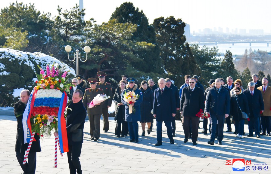 로씨야대사관 성원들 해방탑과 쏘련군렬사들의 묘에 화환 진정