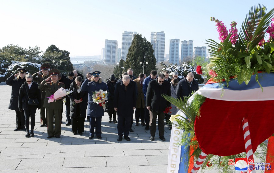 Russian Embassy Members Visit Liberation Tower