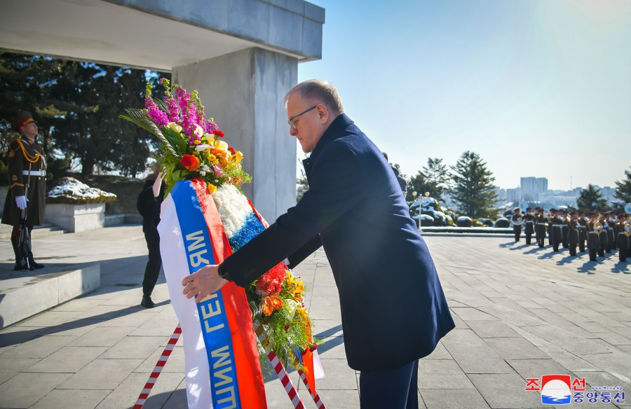 Russian Embassy Members Visit Liberation Tower