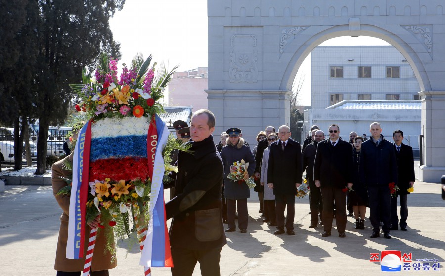 Russian Embassy Members Visit Liberation Tower