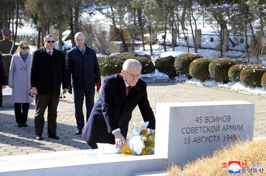 Russian Embassy Members Visit Liberation Tower