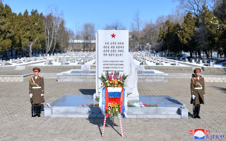 Russian Embassy Members Visit Liberation Tower