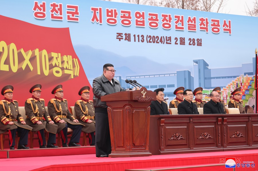 Estimado compañero Kim Jong Un pronuncia discurso en la ceremonia de inicio de construcción de las fábricas de industria local en el distrito de Songchon