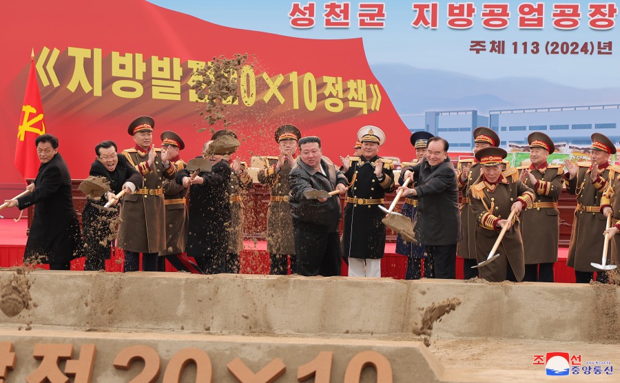 우리식 사회주의의 전면적발전사에 특기할 지방공업혁명의 장엄한 포성이 울리였다
