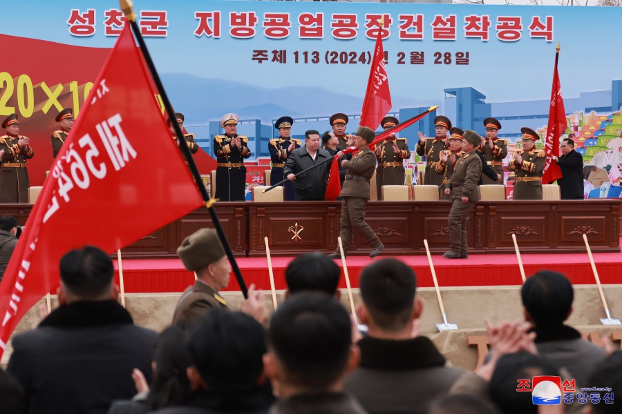 우리식 사회주의의 전면적발전사에 특기할 지방공업혁명의 장엄한 포성이 울리였다